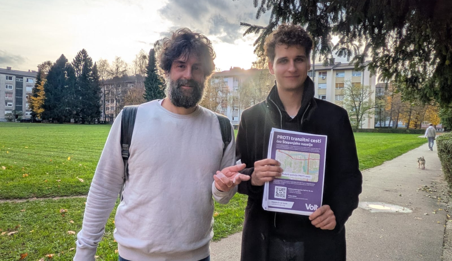 Tilen in Sven med lepljenjem plakatov v Štepanjskem naselju in Novih Fužinah