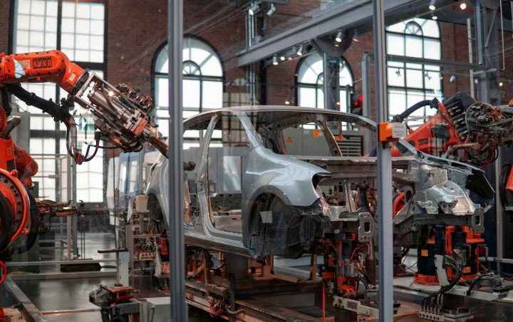 Ekonomski in industrijski razvoj (Photo by Lenny Kuhne on Unsplash)