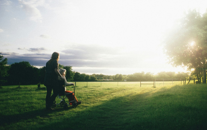 Socialne zadeve in vključujoča družba (Photo by Dominik Lange on Unsplash)