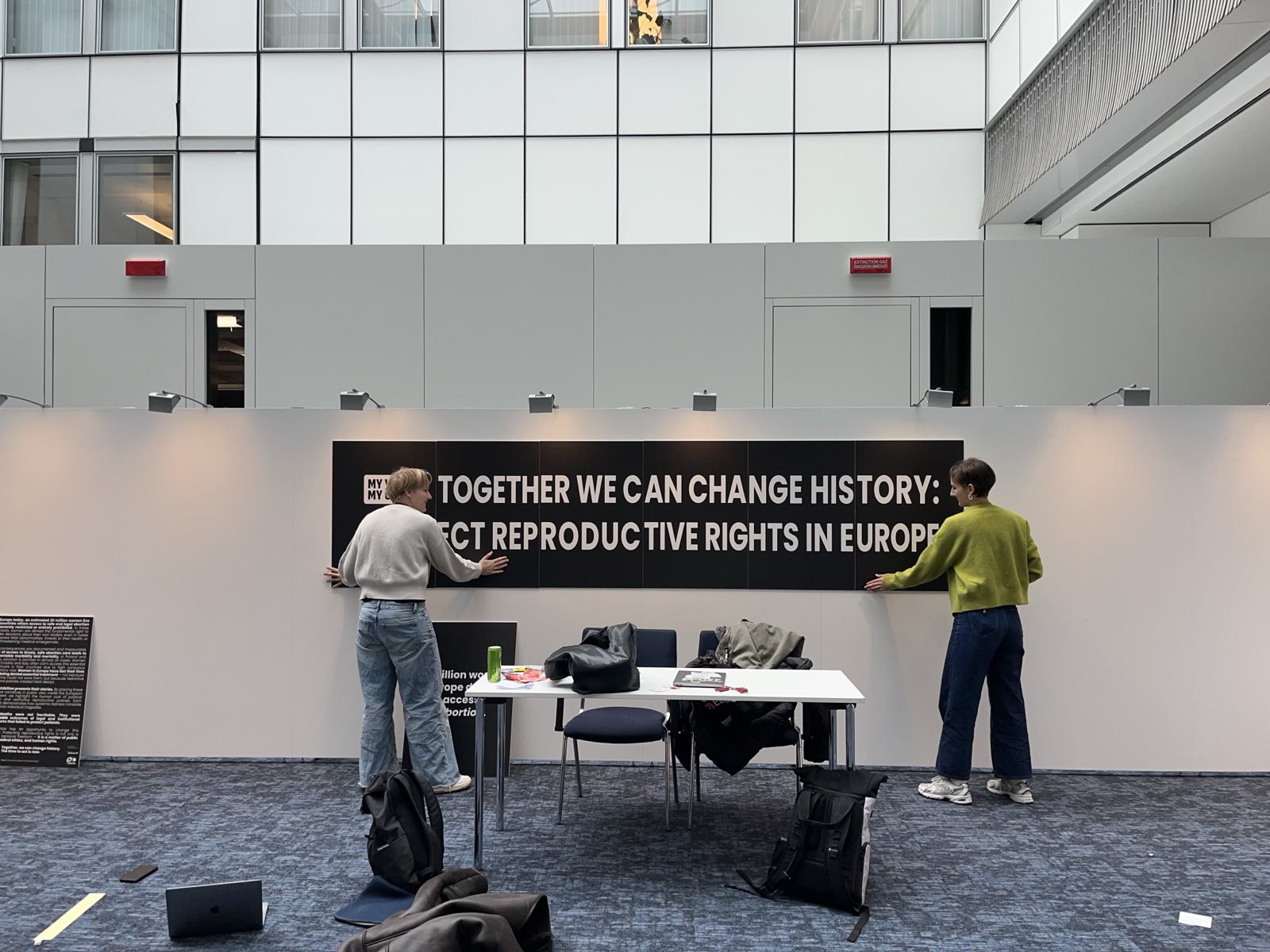 Stojnica MyVoice MyChoice v Evropskem parlamentu © Inštitut 8. marec