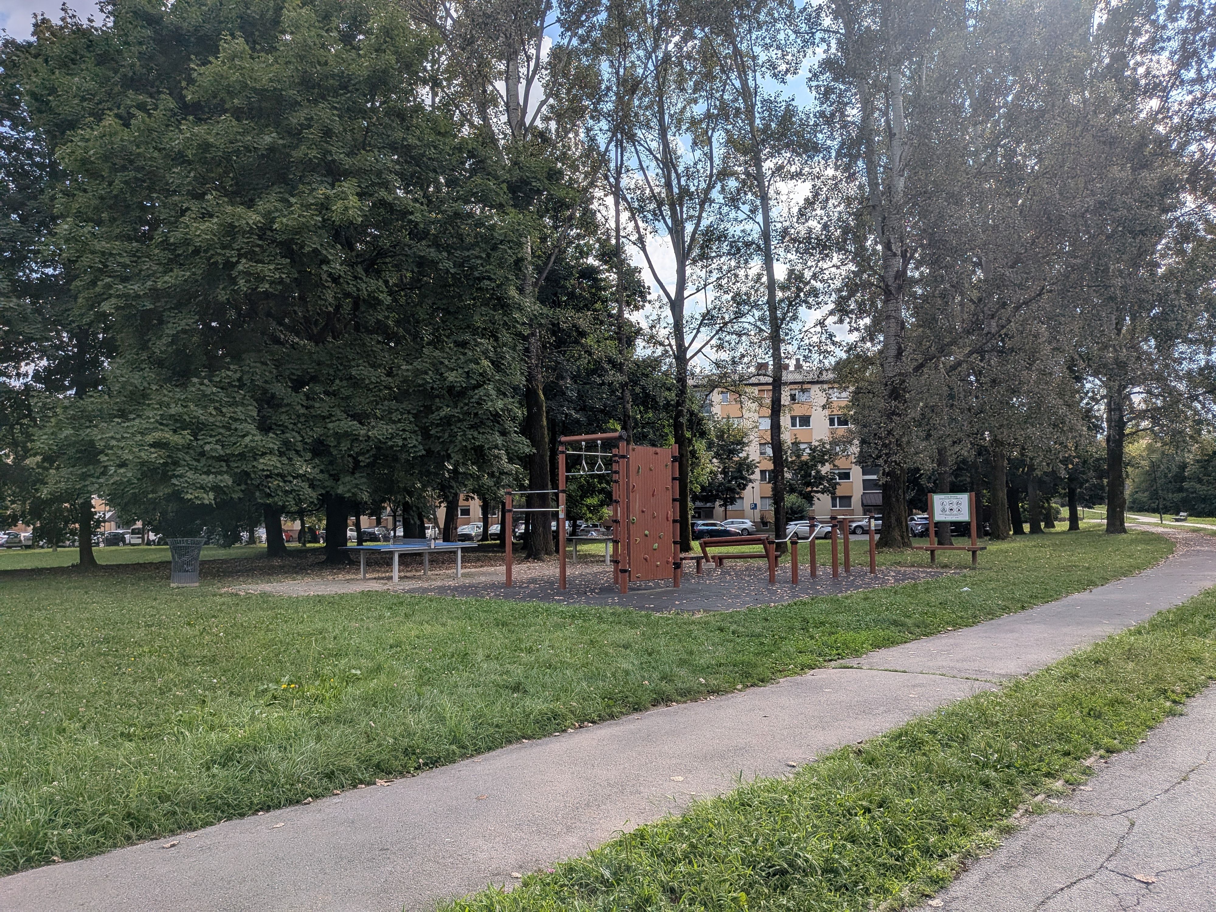 Načrtovana cesta bi uničila park v Štepanjskem naselju.